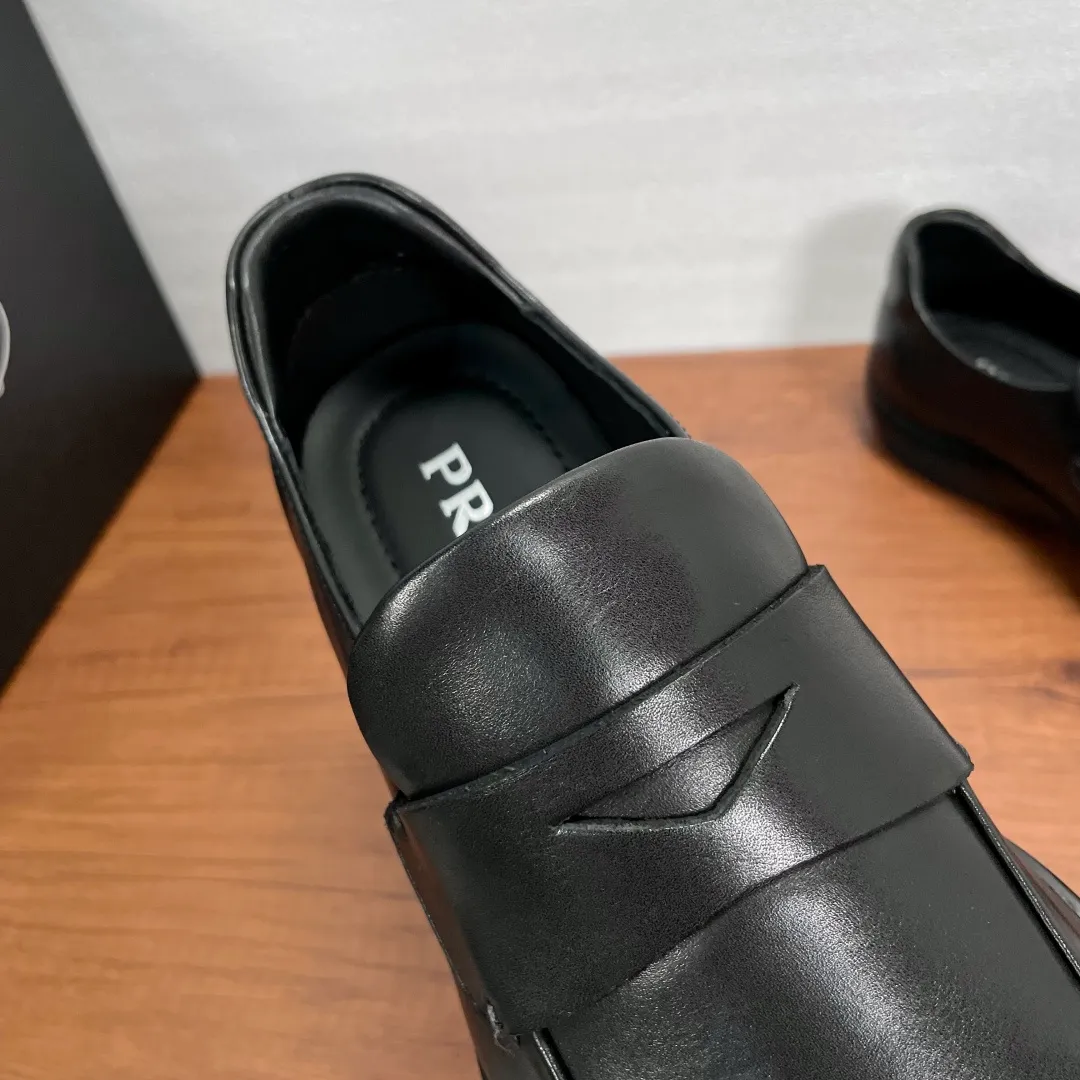💰720 Code: YS003342 Prada/Prada men's new leather sneakers. These sneakers are made of imported calf leather and have a classic penny loafer upper design style, inspired by classic aesthetic concepts. Equipped with 3.5cm iconic red label lightweight elastic rubber soles, fabric and cowhide mixed lining, and silk-printed logo cowhide foot pads. The style is versatile and durable, comfortable and breathable, and comes with a full set of original packaging dust bags! Size: 39-40-41-42-43-44 Standard leather shoe size (45 can be customized but returns and exchanges are not supported) Item number: 4D3612 Black